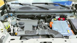 Mūsdienīga auto motortelpa ar augstsprieguma kabeļiem un komponentēm