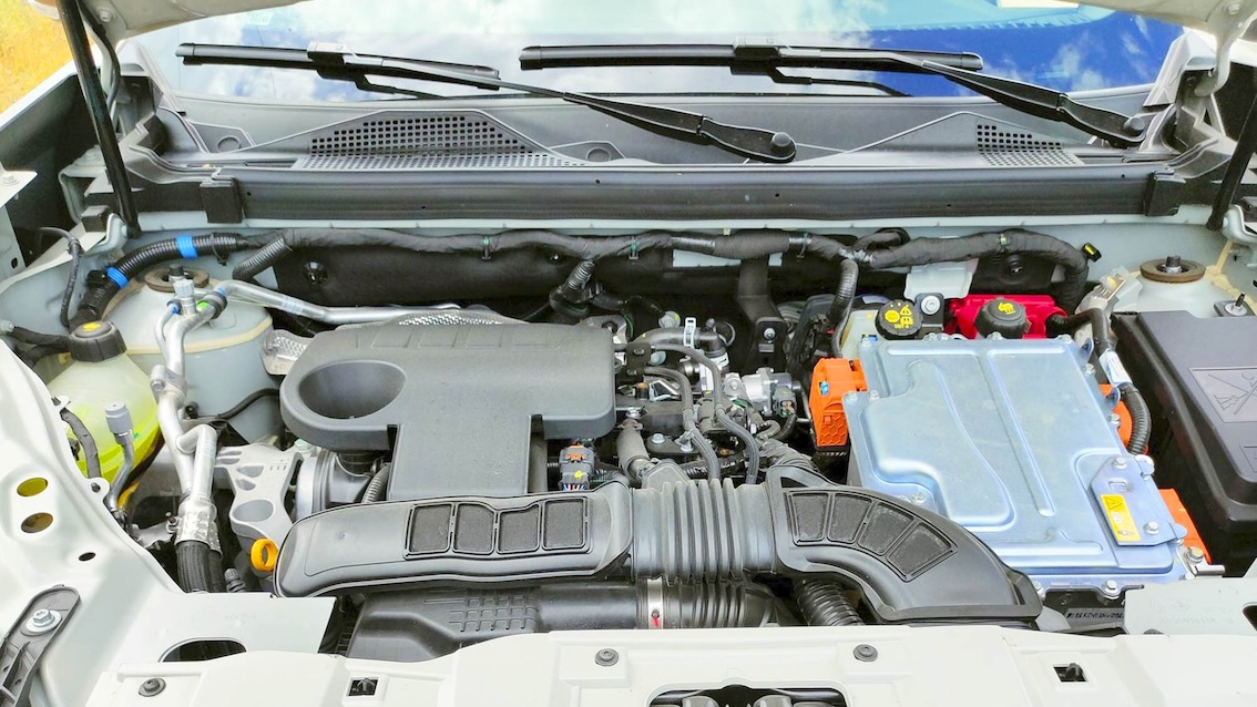 Mūsdienīga auto motortelpa ar augstsprieguma kabeļiem un komponentēm
