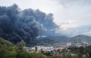 Biezs melnu dūmu mākonis virs Tuapses naftas termināļa