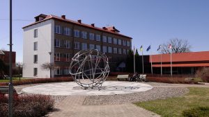 Limbažu novada pašvaldības administrācijas ēka ar teritoriju un karogiem