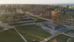 Skatu tornis Tērvetes dabas parkā un apkārtējā teritorija no augšas