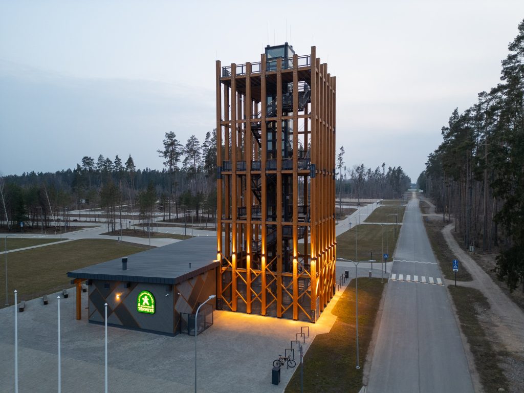 Tērvetes dabas parkā uzcelts skatu tornis pie jaunā apmeklētāju centra