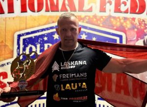 Māris Rozentāls ar uzvarētāja trofeju spēkavīru sacensībās
