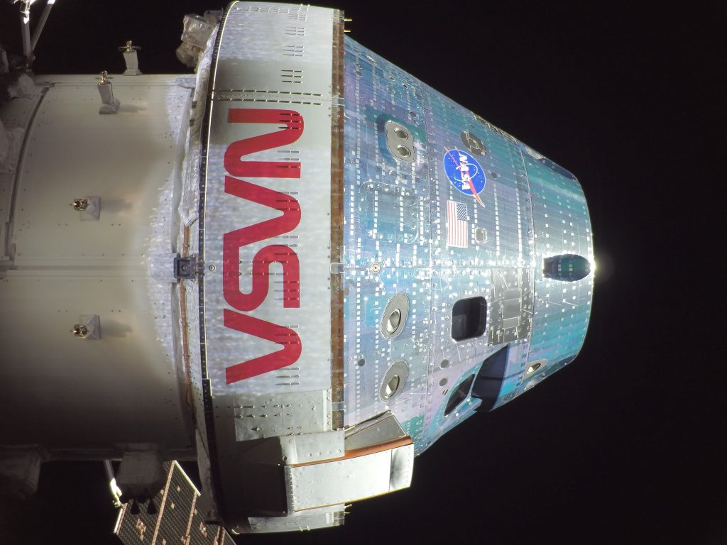 NASA Orion kosmosa kuģis lidojumā pie Mēness