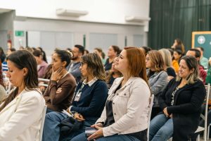 Cilvēki sēž auditorijā un klausās medicīnas konferenci