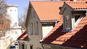 Iela ar tradicionālām koka ēkām un torni pilsētvidē
