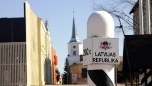 Latvijas robežstabs Valkā ar uzrakstu “Latvijas Republika”