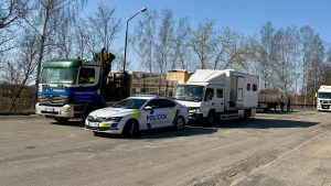 Valsts policijas un CSDD reids Skrīveros, pārbaudot kravas automašīnas.