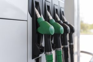 Degvielas uzpildes pistoles degvielas stacijā, zaļas un melnas