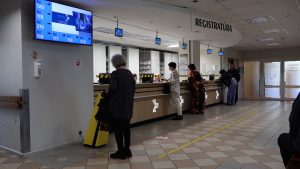 Pacienti ārstniecības iestādes reģistratūrā.