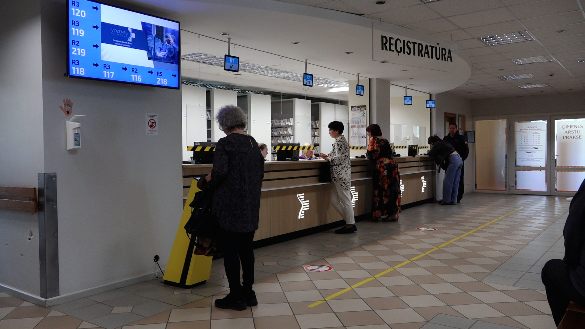 Pacienti ārstniecības iestādes reģistratūrā.