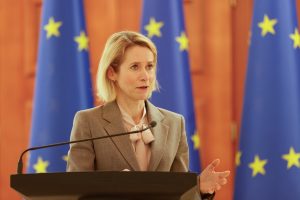 Eiropas Savienības augstā pārstāve ārlietās Kaja Kallasa uzstājas pie tribīnes