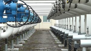 Inčukalna pazemes gāzes krātuves infrastruktūra ar cauruļvadiem un tehnoloģiskajām iekārtām.