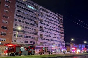 Ugunsdzēsēji pie daudzstāvu dzīvojamās ēkas pēc drona trieciena Galacā