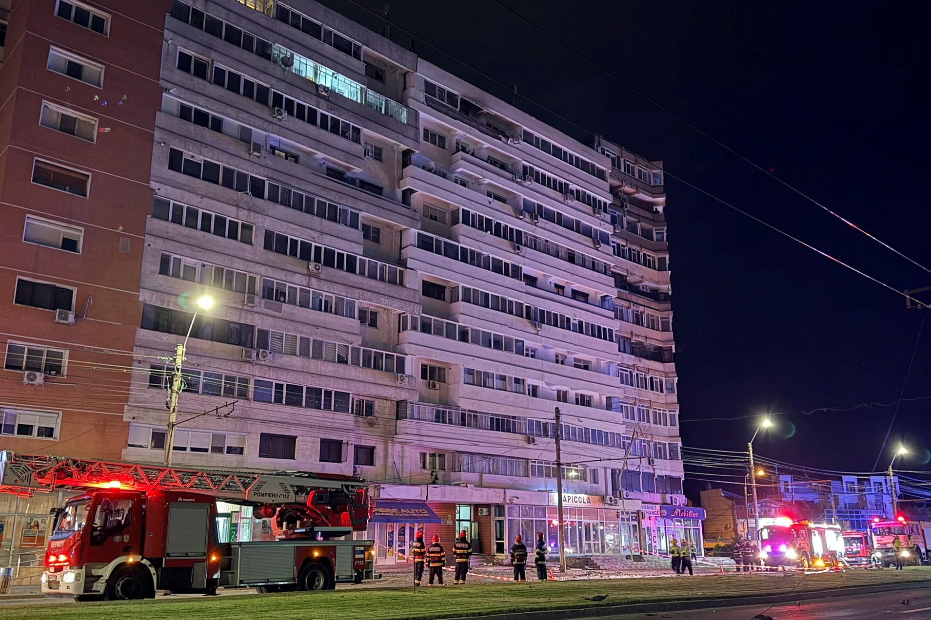 Ugunsdzēsēji pie daudzstāvu dzīvojamās ēkas pēc drona trieciena Galacā