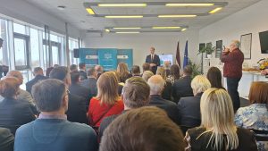 Pasākums Jelgavā ar uzņēmēju auditoriju un runātāju priekšā