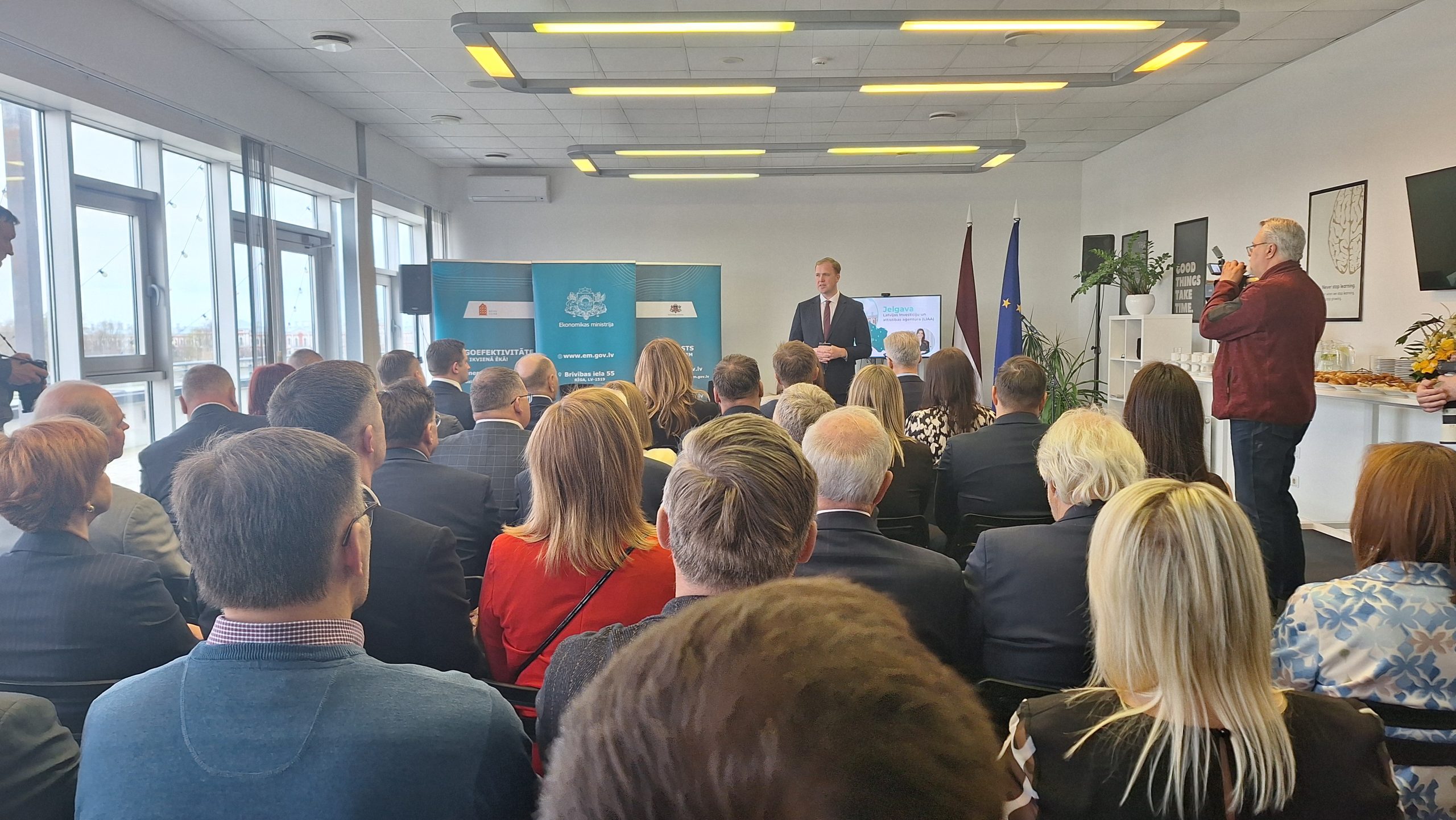 Pasākums Jelgavā ar uzņēmēju auditoriju un runātāju priekšā
