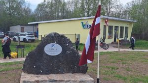 Zemītes piemiņas akmens ar Latvijas karogu Tukuma novadā.