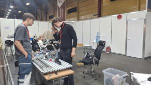 Jaunieši piedalās mehatronikas konkursā “Skills Latvia 2026” Ķīpsalas izstāžu centrā.