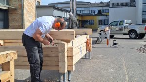 Namdars strādā pie guļbūves konstrukcijas izveides sacensībās