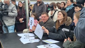 Žūrija vērtē dalībnieku sniegumu publiskā pasākumā