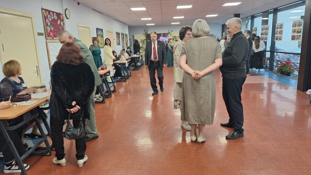 Svētes pamatskolas jubilejas pasākuma apmeklētāji pulcējušies skolas telpās.