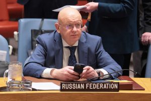 Krievijas pārstāvis ANO Drošības padomes sēdē sēž pie galda ar uzrakstu “Russian Federation”.