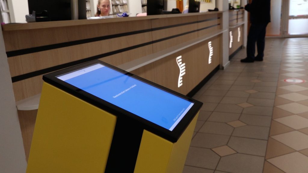 Pašreģistrācijas kiosks ārstniecības iestādes reģistratūrā.