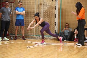 Sporta treneru semināra dalībnieki Liepājas Olimpiskajā centrā praktiski izmēģina kustību testus jauno sportistu veselības un traumu risku izvērtēšanai.