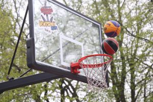 Basketbola grozs ar bumbām pie jaunā āra laukuma Ventspilī