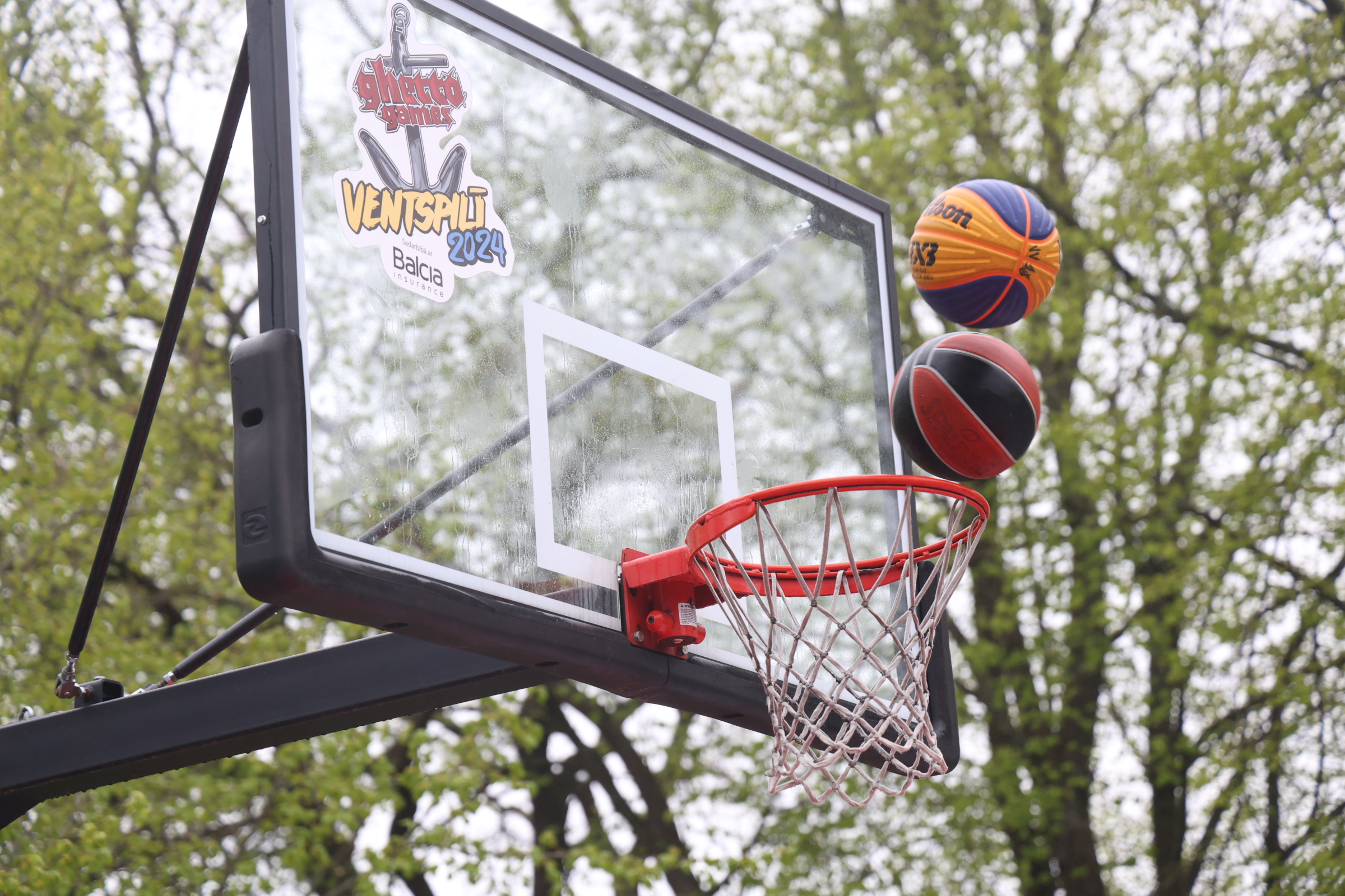 Basketbola grozs ar bumbām pie jaunā āra laukuma Ventspilī
