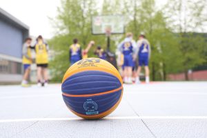 Basketbola bumba jaunajā āra laukumā Ventspilī ar jauniešiem fonā