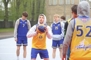Jaunie basketbolisti trenējas jaunajā āra laukumā Ventspilī