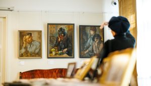 Apmeklētāja aplūko gleznas muzeja ekspozīcijā Muzeju nakts laikā.