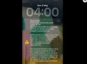 Telefona ekrānā saņemts NBS brīdinājums par iespējamu apdraudējumu Latvijas gaisa telpā.
