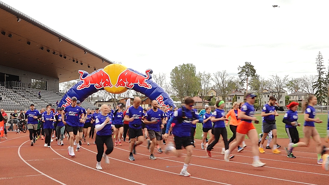 Skrējiena “Wings for Life World Run” dalībnieki startē stadionā zem “Red Bull” arkas