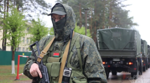 Baltkrievijas karavīrs taktisko kodolmācību laikā pie militārās tehnikas kolonnas.
