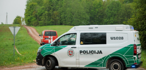 Lietuvas policijas automašīna pie vietas, kur nokritis bezpilota lidaparāts netālu no Utenas.