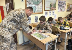 Instruktors palīdz jaunsargam izpildīt kartes uzdevumu