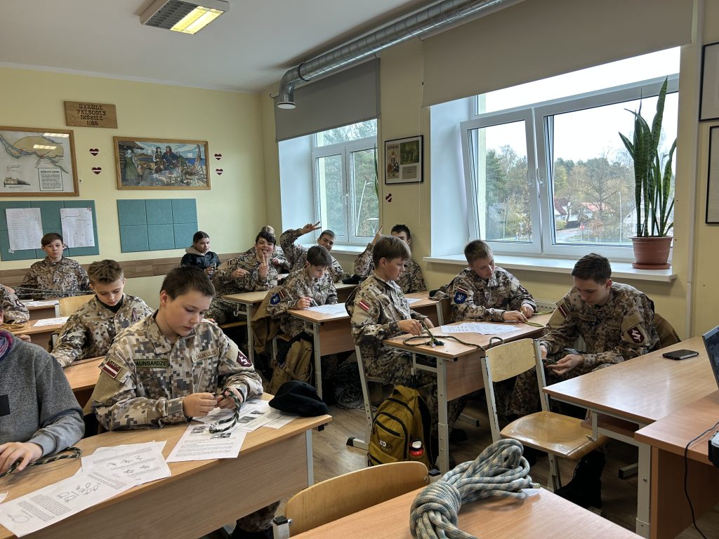 Jaunsargi klasē trenējas un gatavojas svētku aktivitātēm