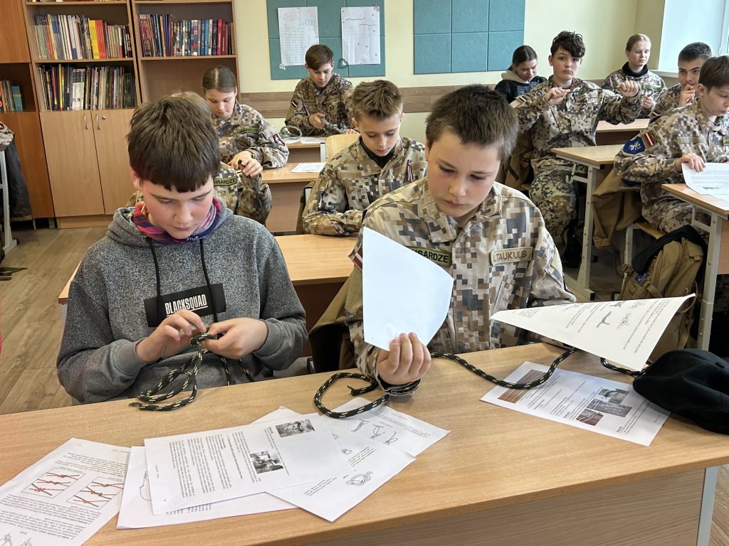 Jaunsargi lasa instrukcijas un praktizē mezglu siešanu