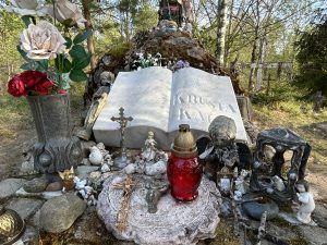 Ķeguma Krusta kalna svētvieta ar krustiem, statujām un piemiņas priekšmetiem pēc vandālisma postījumiem.