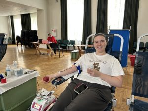Jauna sieviete ziedo asinis izbraukuma donorcentrā