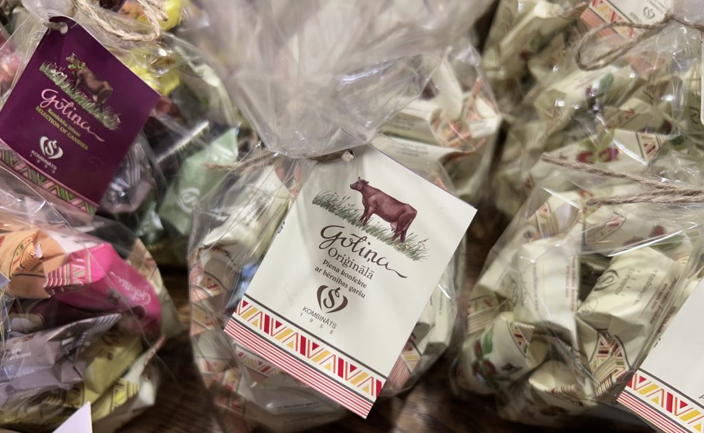 Iepakotas “Skrīveru gotiņas” konfektes izvietotas uz galda.