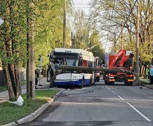 Autobuss ietriecies stabā uz ielas, notikuma vietā strādā glābēji un evakuators.