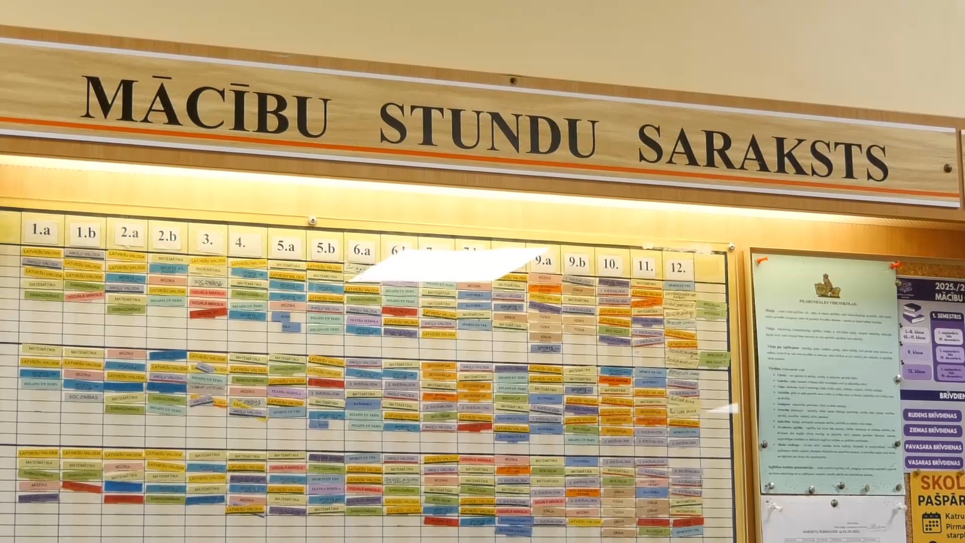 Mācību stundu saraksts izvietots skolas gaitenī