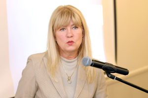 Kardioloģe Iveta Mintāle uzstājas pie mikrofona konferencē