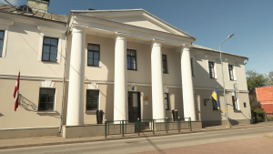 Jēkabpils Tehnoloģiju tehnikuma ēka ar kolonnām pilsētas centrā