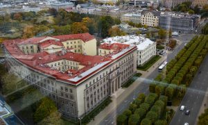Ministru kabineta ēka Rīgas centrā no augšas.