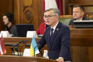 Ainars Latkovskis uzstājas Saeimas sēdē pie tribīnes